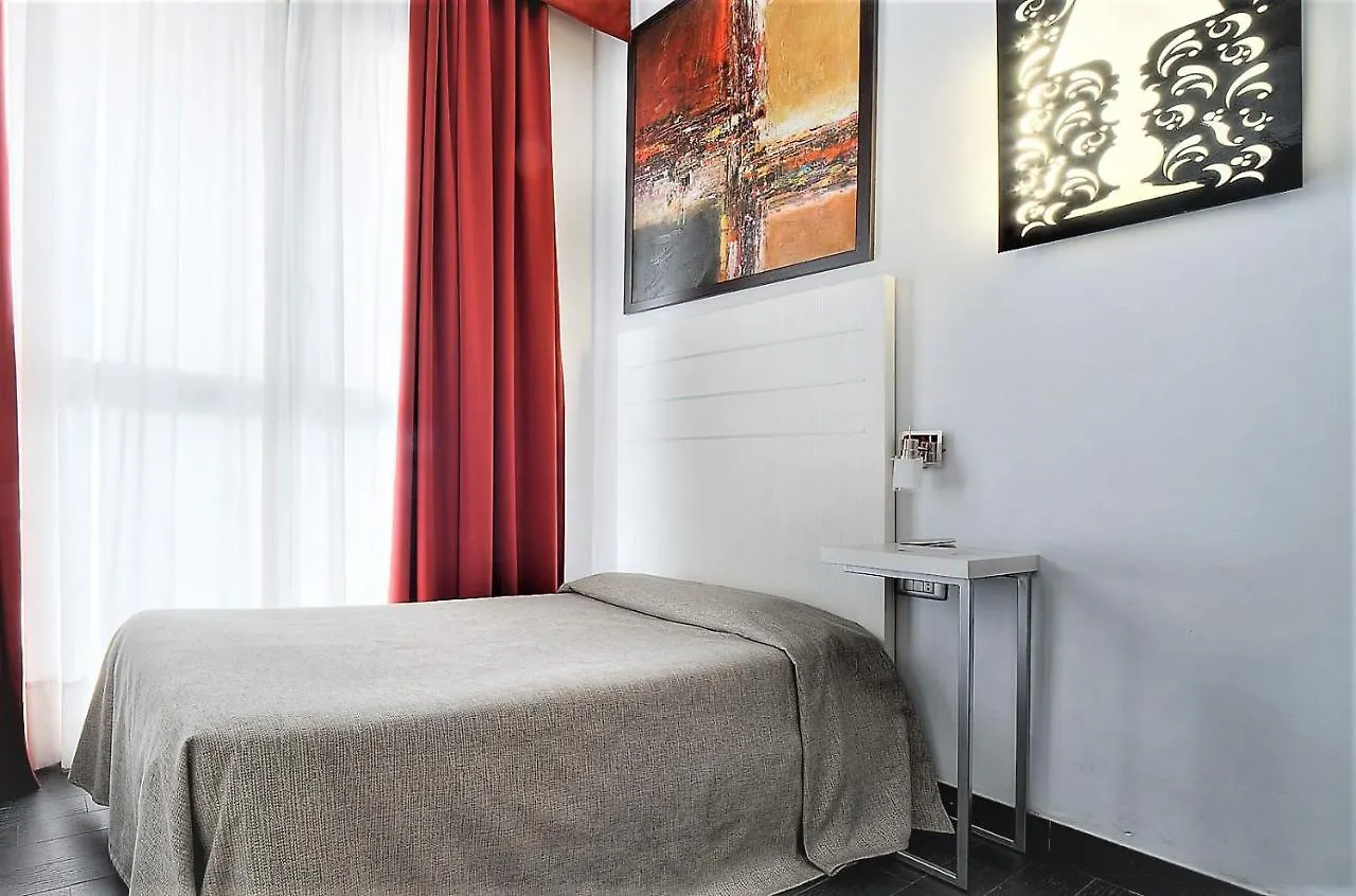 Hotel Aaron Mestre 3*,